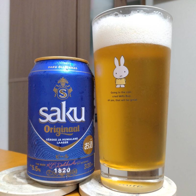 業務スーパーSAKUオリジナルとグラスに注いだ業務スーパーSAKUオリジナル