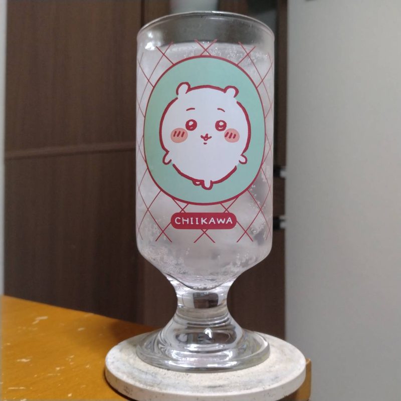 グラスに注いだサントリーほろよい〈キウイフィズ〉