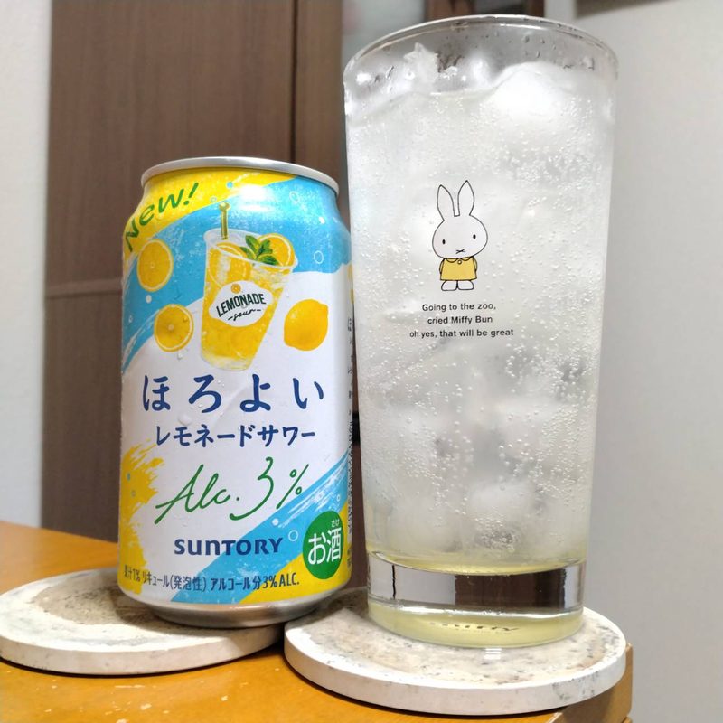 サントリーほろよい〈レモネードサワー〉とグラスに注いだサントリーほろよい〈レモネードサワー〉