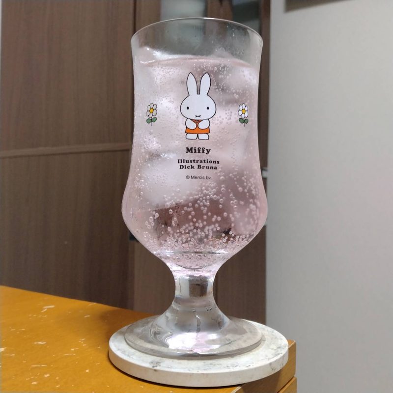 グラスに注いだサントリーほろよい〈苺さくらんぼ〉(生産終了品)