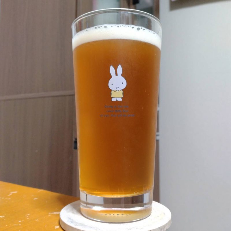 グラスに注いだ東京タワーTOKYO TOWER GOLDEN HONEY ALE