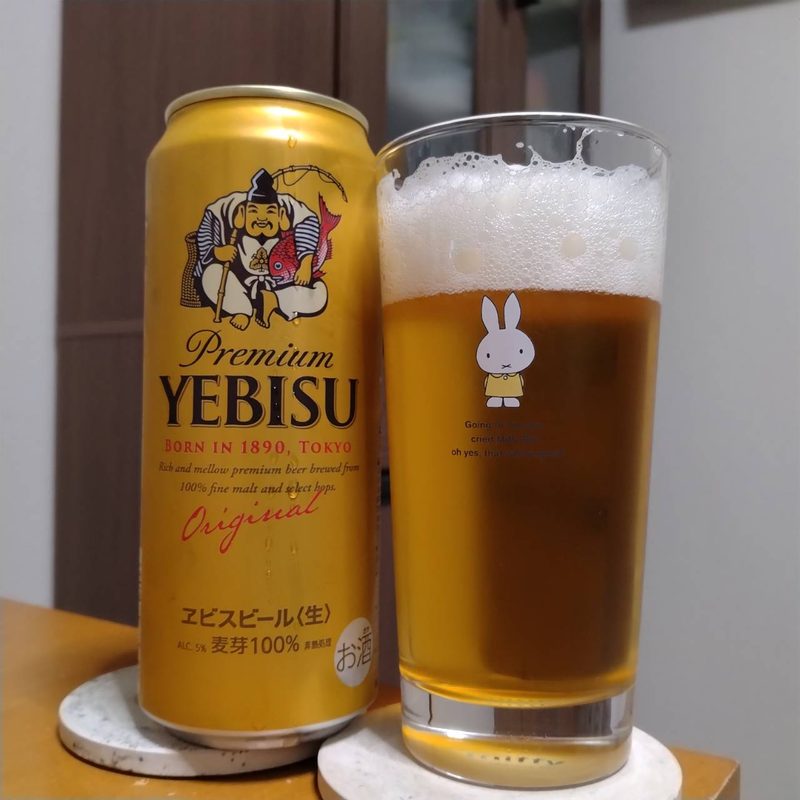 サッポロヱビスビールとグラスに注いだサッポロヱビスビール